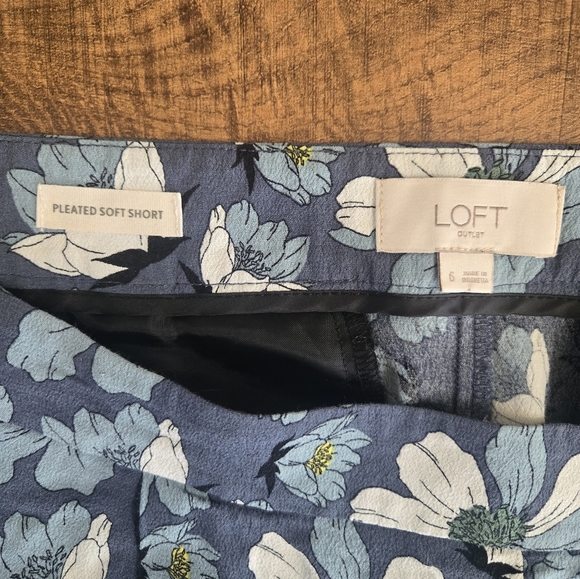 Loft Outlet Pleated Floral Shorts Size 6 - Picture 3 of 9